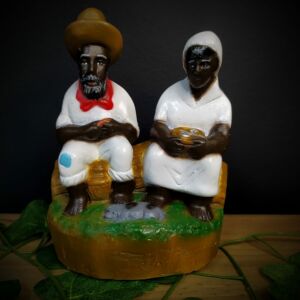 IMAGEM EM GESSO CASAL DE PRETOS VELHOS SENTADOS 15CM