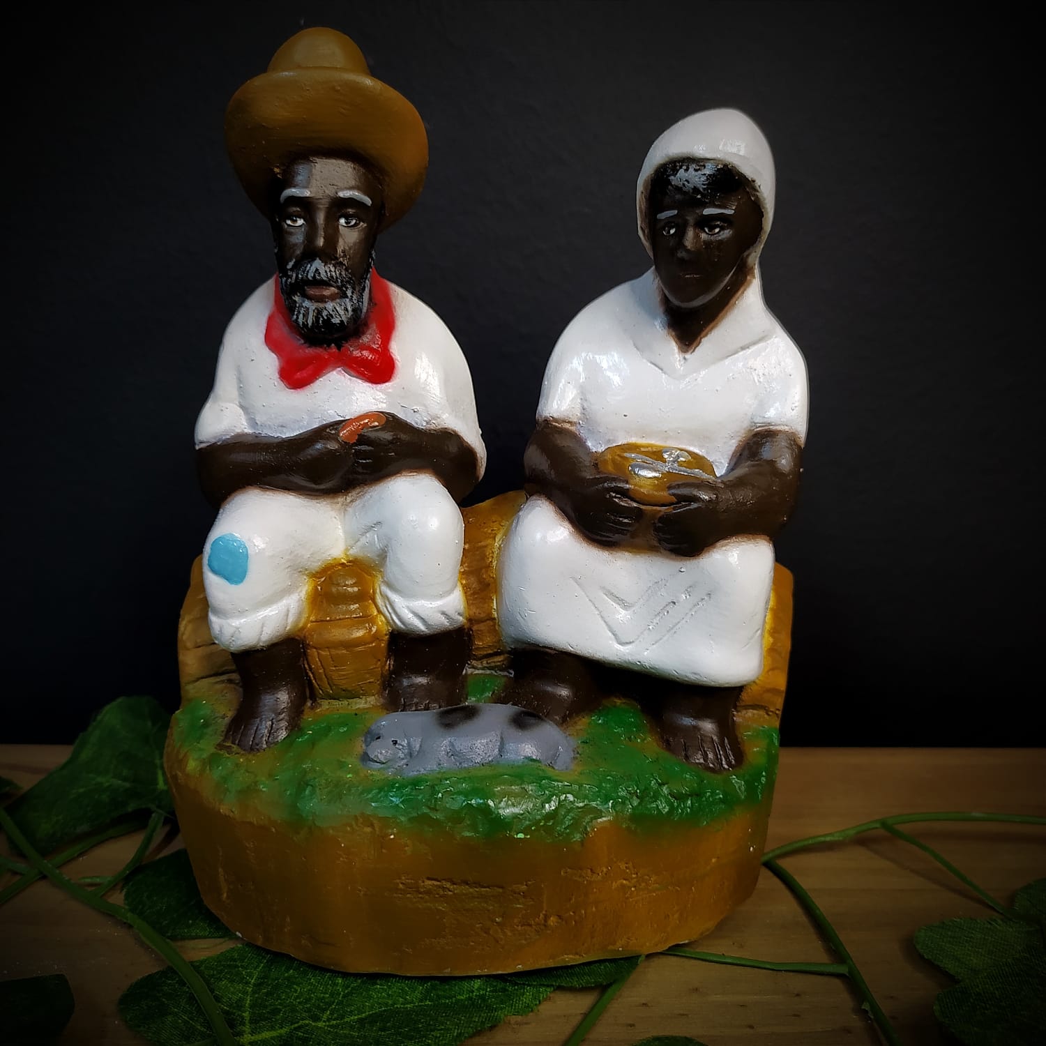 IMAGEM EM GESSO CASAL DE PRETOS VELHOS SENTADOS 15CM