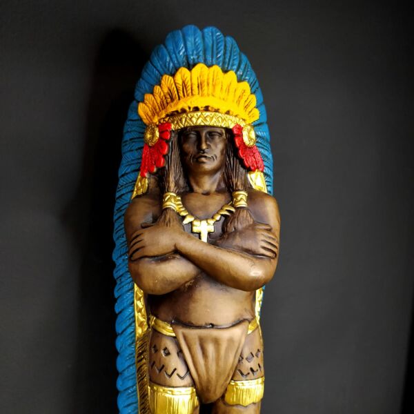 IMAGEM EM GESSO CABOCLO ENVELHECIDO COM PENAS AZUL 47CM - Imagem 3