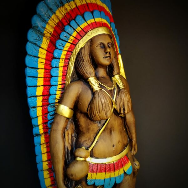 IMAGEM EM GESSO CABOCLA CAÇADORA  51CM ENVELHECIDA PENAS COLORIDAS - Imagem 2