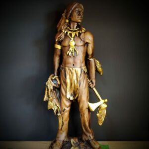 IMAGEM EM GESSO CABOCLO CAÇADOR ENVELHECIDO COM MACHADINHO 50CM