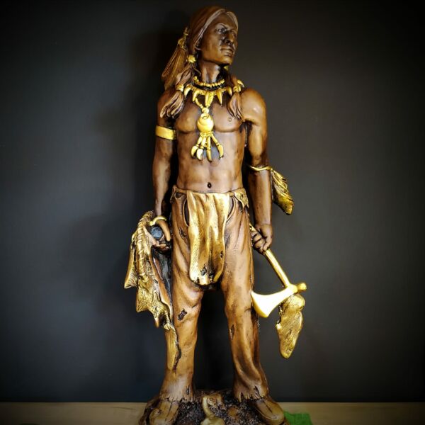 IMAGEM EM GESSO CABOCLO CAÇADOR ENVELHECIDO COM MACHADINHO 50CM