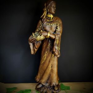 IMAGEM EM GESSO CABOCLA CAÇADORA ENVELHECIDA COM CESTO 50CM