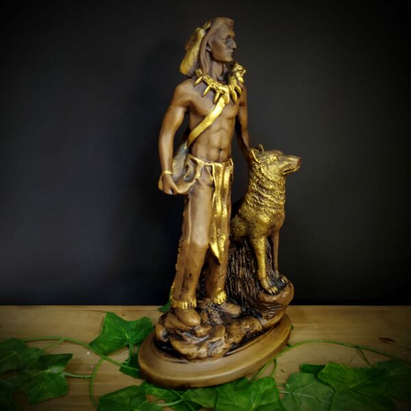 IMAGEM EM GESSO CABOCLO GUERREIRO COM LOBO ENVELHECIDO 32CM - Image 2