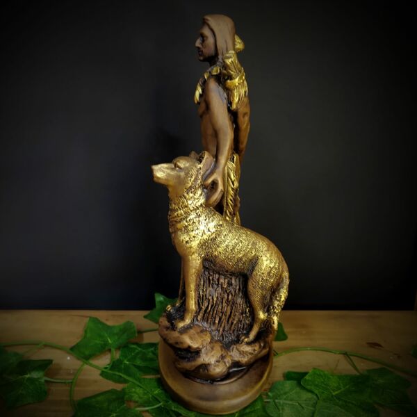 IMAGEM EM GESSO CABOCLO GUERREIRO COM LOBO ENVELHECIDO 32CM - Image 3