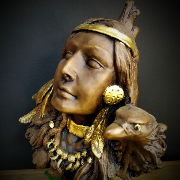 IMAGEM EM GESSO BUSTO CABOCLA COM ÁGUIA ENVELHECIDA 22CM - Image 3