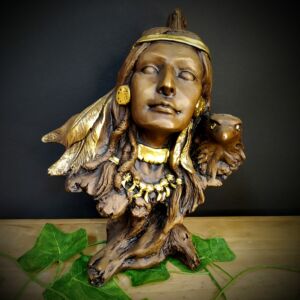IMAGEM EM GESSO BUSTO CABOCLA COM ÁGUIA ENVELHECIDA 22CM