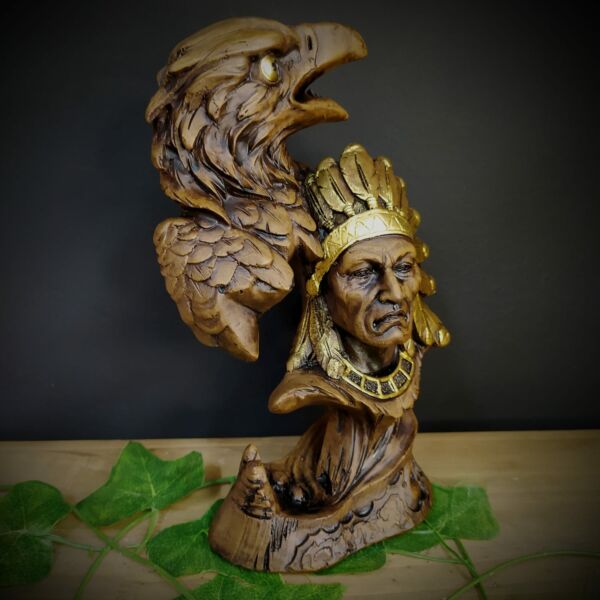 IMAGEM EM GESSO BUSTO CABOCLO COM ÁGUIA ENVELHECIDO 24CM - Imagem 3