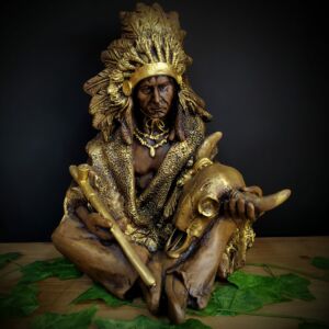 IMAGEM EM GESSO CABOCLO SENTADO COM CACHIMBO ENVELHECIDO 36CM