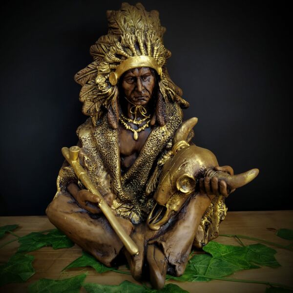 IMAGEM EM GESSO CABOCLO SENTADO COM CACHIMBO ENVELHECIDO 36CM