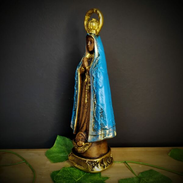 IMAGEM EM GESSO NOSSA SENHORA APARECIDA COM COROA ENVELHECIDA COM MANTO AZUL 22CM - Imagem 2
