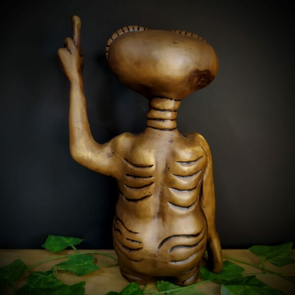 IMAGEM EM GESSO ET APONTANDO O DEDO ENVELHECIDO 35CM - Imagem 3
