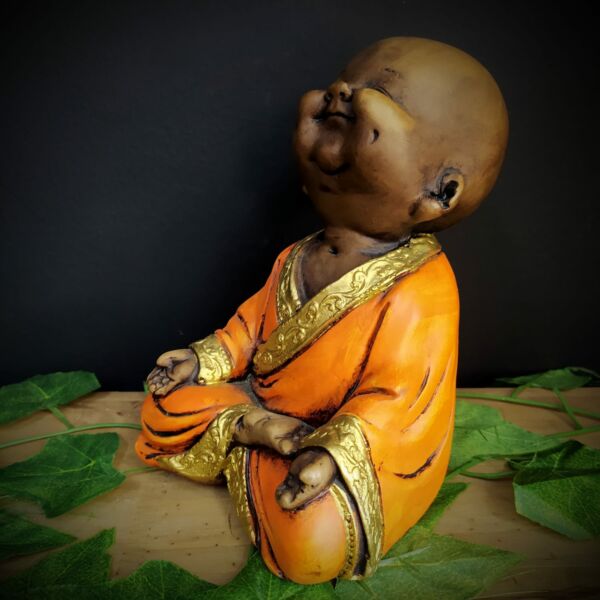 BUDA SORRIDENTE SENTADO ENVELHECIDO COM LARANJA 19CM - Imagem 2