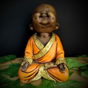 BUDA SORRIDENTE SENTADO ENVELHECIDO COM LARANJA 19CM