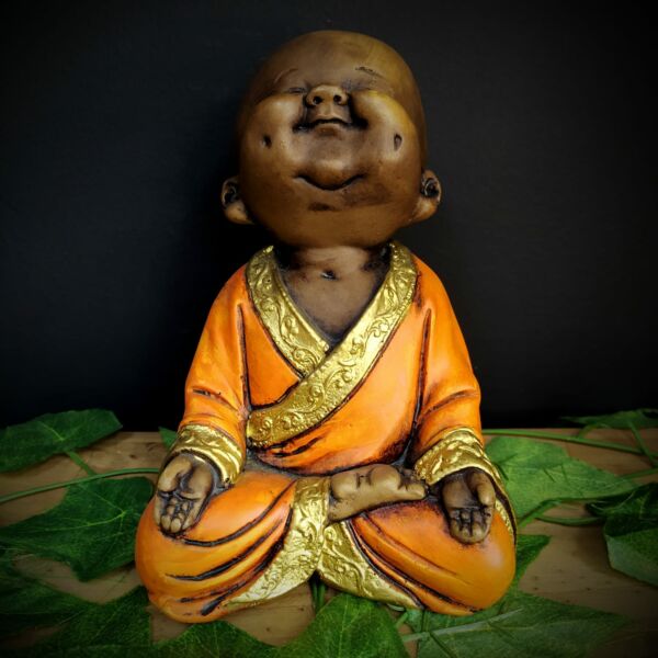 BUDA SORRIDENTE SENTADO ENVELHECIDO COM LARANJA 19CM
