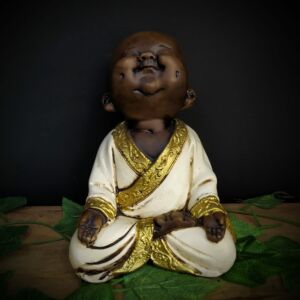 BUDA SORRIDENTE SENTADO ENVELHECIDO COM BRANCO 19CM