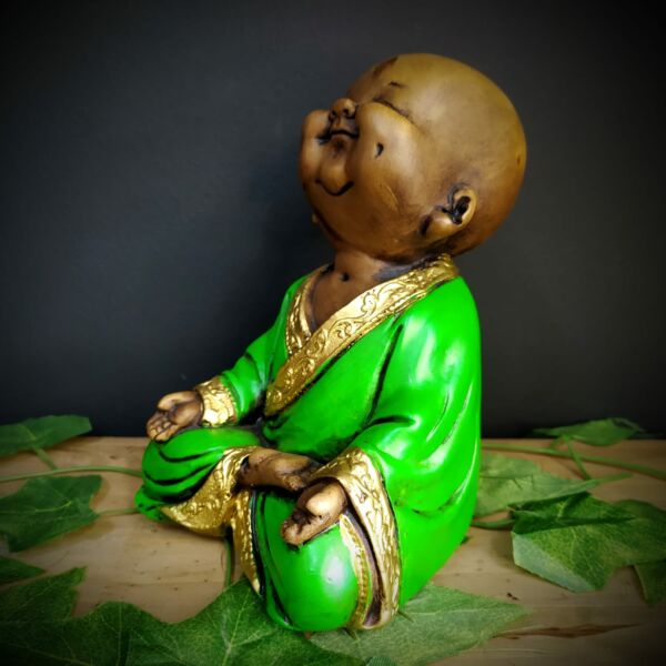 BUDA SORRIDENTE SENTADO ENVELHECIDO COM VERDE 19CM - Imagem 2
