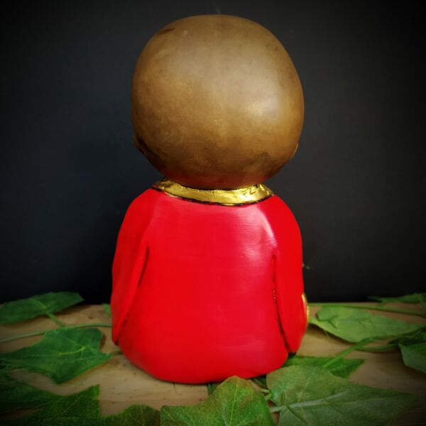 BUDA SORRIDENTE SENTADO ENVELHECIDO COM VERMELHO 19CM - Imagem 3