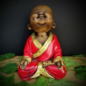 BUDA SORRIDENTE SENTADO ENVELHECIDO COM VERMELHO 19CM