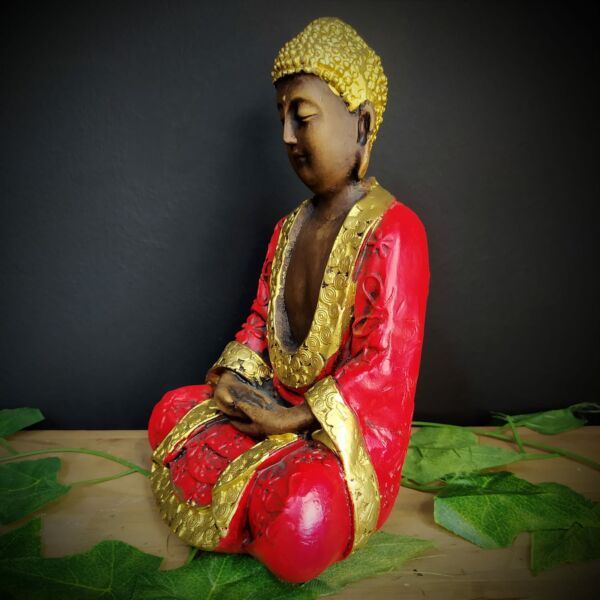 BUDA MÃOS POSTAS SENTADO ENVELHECIDO COM VERMELHO 22CM - Imagem 2