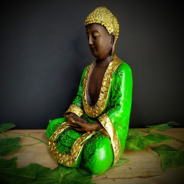 BUDA MÃOS POSTAS SENTADO ENVELHECIDO COM VERDE 22CM - Imagem 2