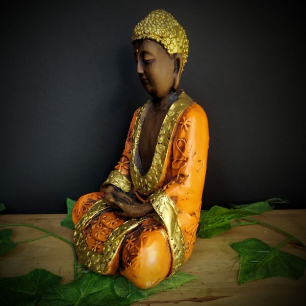 BUDA MÃOS POSTAS SENTADO ENVELHECIDO COM LARANJA 22CM - Imagem 2