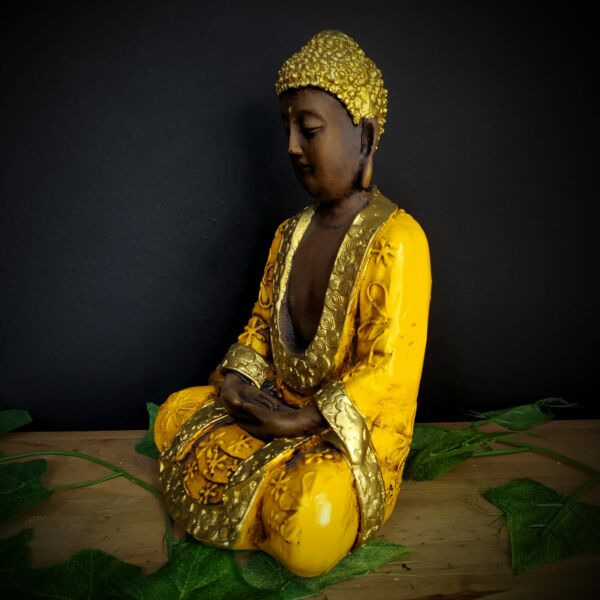 BUDA MÃOS POSTAS SENTADO ENVELHECIDO COM AMARELO 22CM - Imagem 2