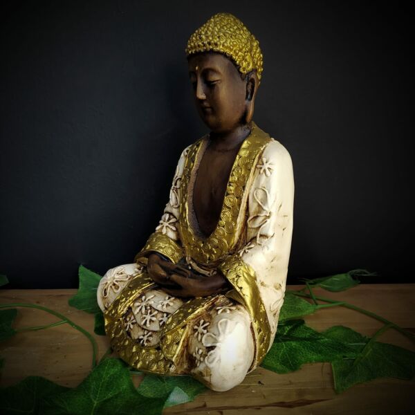 BUDA MÃOS POSTAS SENTADO ENVELHECIDO COM BRANCO 22CM - Imagem 2