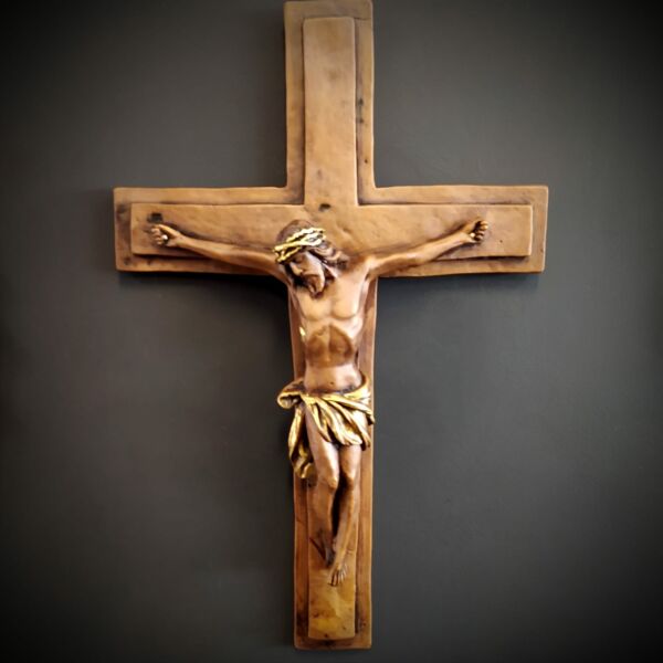 CRUCIFIXO DE PAREDE EM GESSO JESUS CRISTO 50x77CM