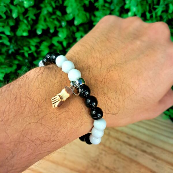 PULSEIRA PRETOS VELHOS CONTAS 8MM E PINGENTE - Imagem 2