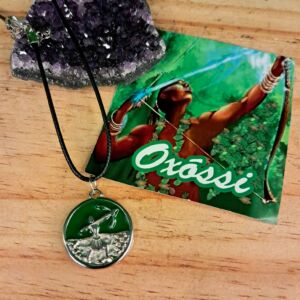 COLAR ORIXÁ OXÓSSI COM MEDALHA PRATA RESINADA