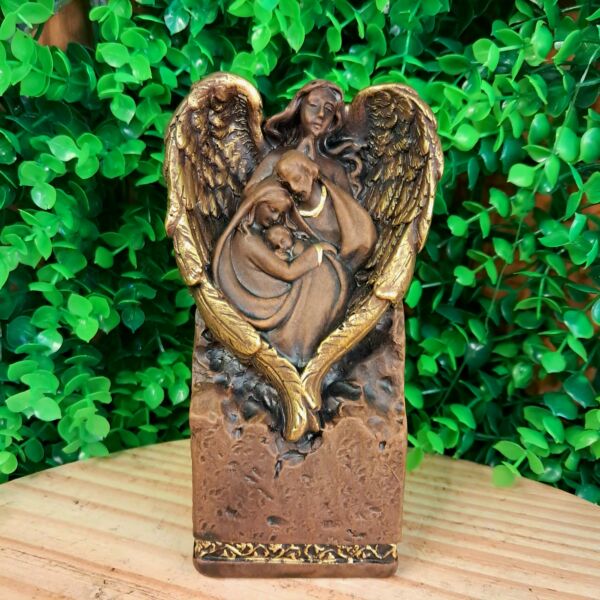 IMAGEM EM GESSO SAGRADA FAMÍLIA COM ANJO NO PEDESTAL 13CM
