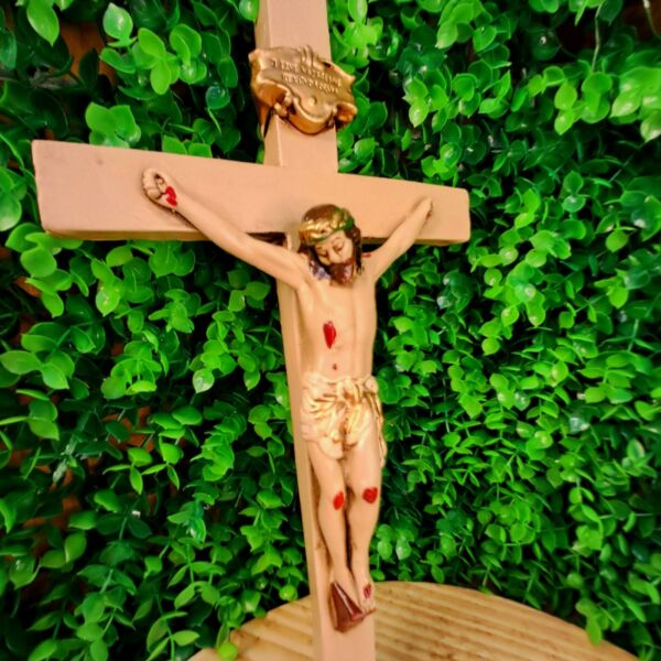 CRUCIFIXO DE PAREDE EM GESSO CREME 27CM - Imagem 2