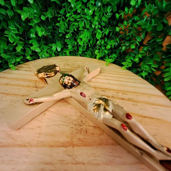 CRUCIFIXO DE PAREDE EM GESSO CREME 27CM - Imagem 3