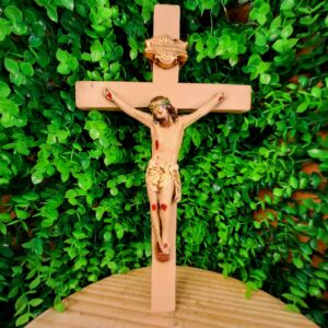 CRUCIFIXO DE PAREDE EM GESSO CREME 27CM