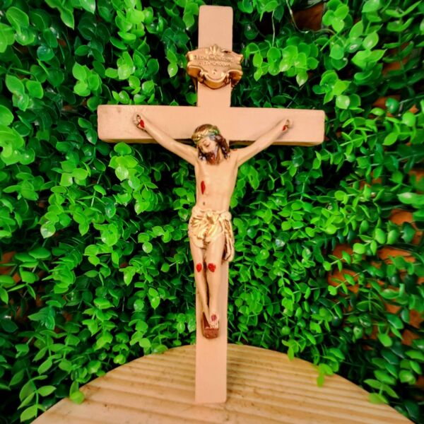 CRUCIFIXO DE PAREDE EM GESSO CREME 27CM