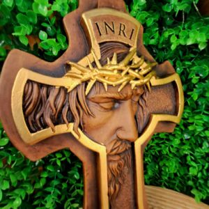 CRUCIFIXO DE PAREDE EM GESSO FACE DE JESUS CRISTO 24X30CM