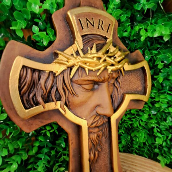 CRUCIFIXO DE PAREDE EM GESSO FACE DE JESUS CRISTO 24X30CM
