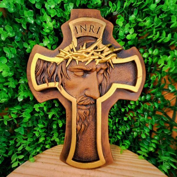 CRUCIFIXO DE PAREDE EM GESSO FACE DE JESUS CRISTO 24X30CM - Imagem 2