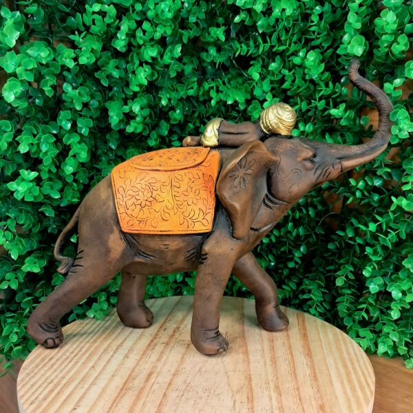 ELEFANTE ENVELHECIDO COM BÊBE MANTO LARANJA 26CM - Imagem 3