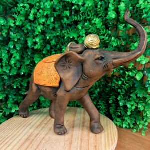 ELEFANTE ENVELHECIDO COM BÊBE MANTO LARANJA 26CM