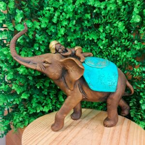 ELEFANTE ENVELHECIDO COM BÊBE MANTO AZUL TURQUESA 26CM