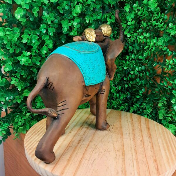 ELEFANTE ENVELHECIDO COM BÊBE MANTO AZUL TURQUESA 26CM - Imagem 2
