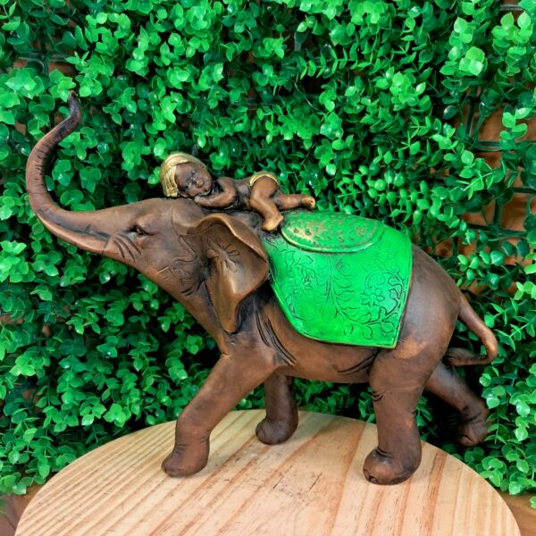 ELEFANTE ENVELHECIDO COM BÊBE MANTO VERDE 26CM