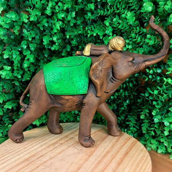ELEFANTE ENVELHECIDO COM BÊBE MANTO VERDE 26CM - Imagem 3