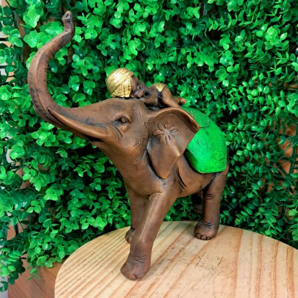 ELEFANTE ENVELHECIDO COM BÊBE MANTO VERDE 26CM - Imagem 2