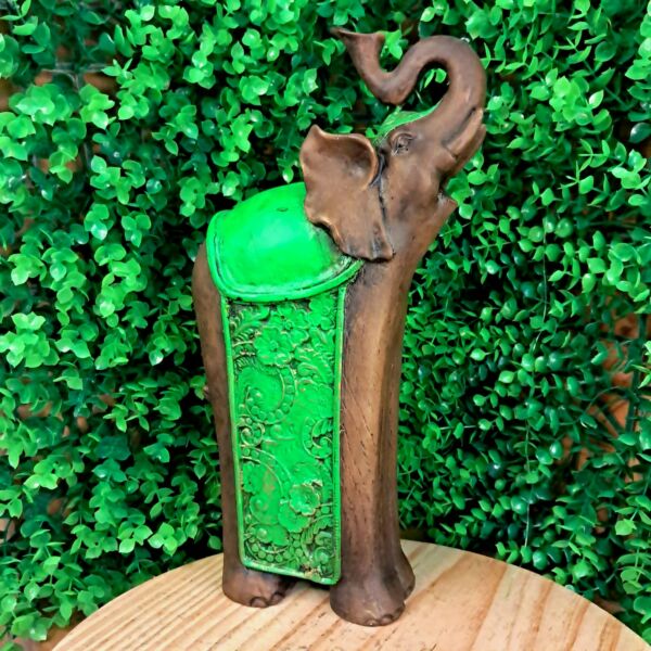 ELEFANTE ALTO ENVELHECIDO COM MANTO VERDE 30CM