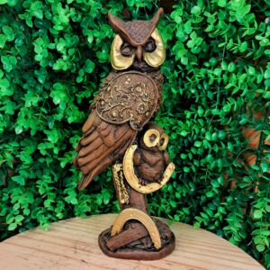 IMAGEM EM GESSO CORUJA COM FERRADURA E FILHOTE ENVELHECIDA 25CM