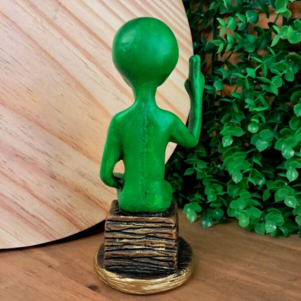 IMAGEM EM GESSO ET VERDE SENTADO COM DEDOS PRA CIMA 14CM - Imagem 3