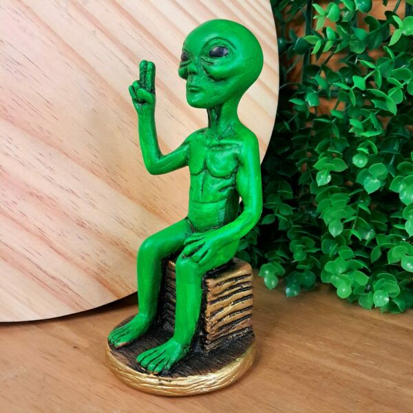 IMAGEM EM GESSO ET VERDE SENTADO COM DEDOS PRA CIMA 14CM - Imagem 2